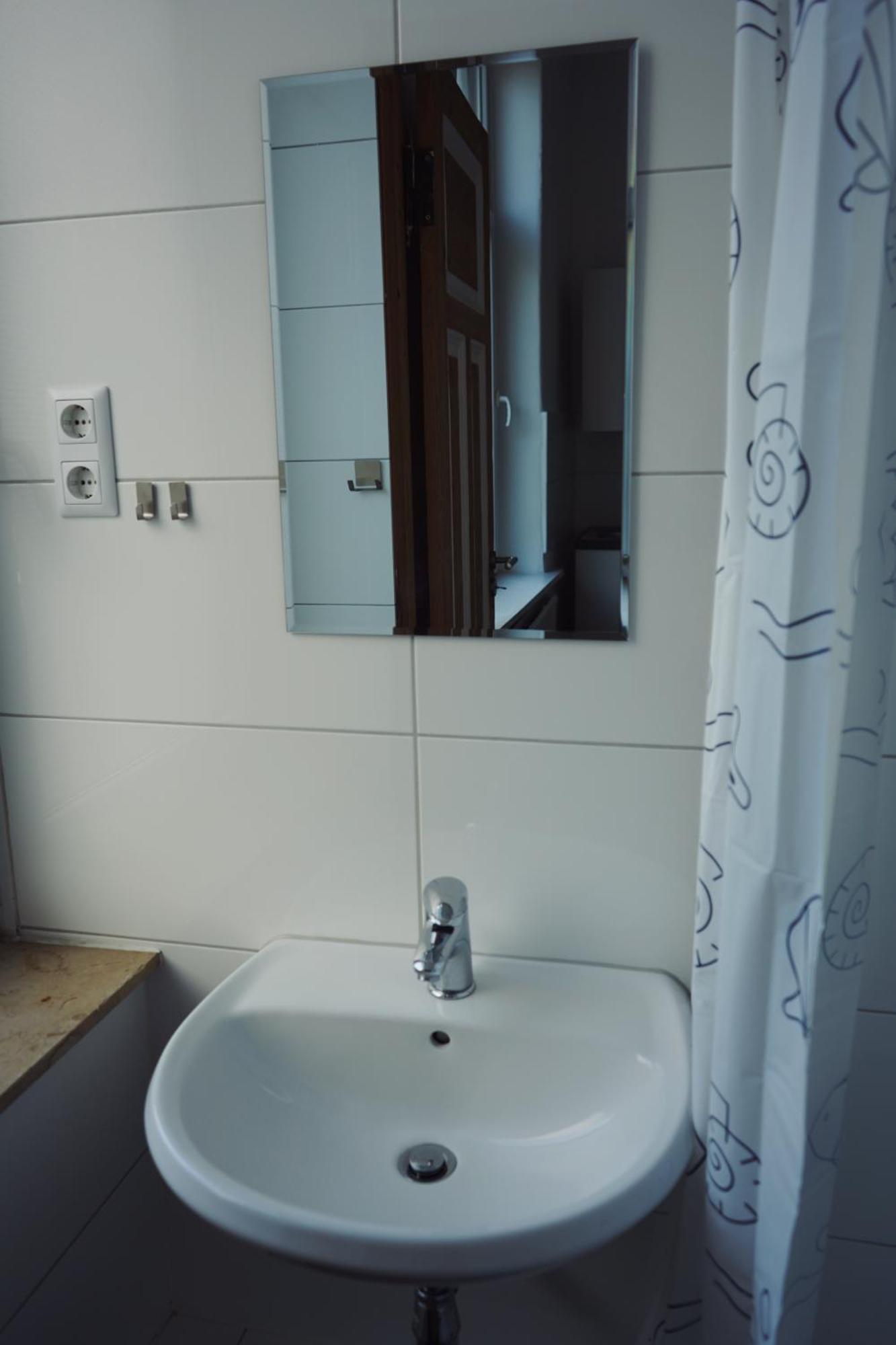 Apartment Unique: 5 Bedroom - 2 Bathroom - Kitchen - *